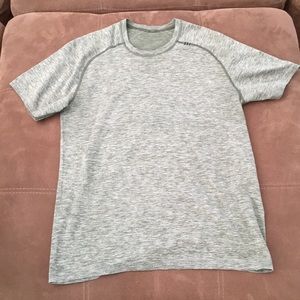 Lululemon vent tech short sleeve shirt- medium